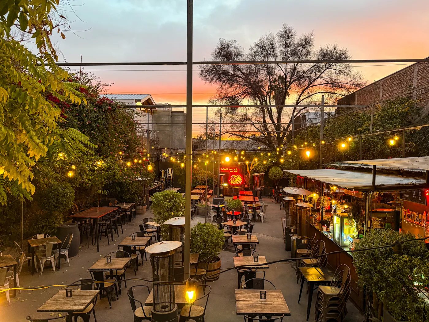 Patio de Jardín Bellavista al atardecer