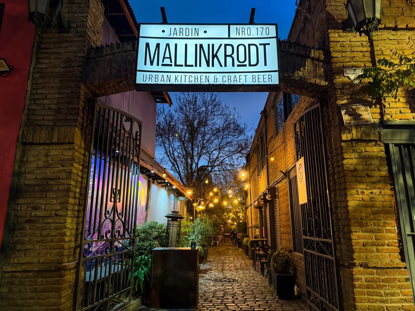 Entrada de Jardín Mallinkrodt en el pasaje de Bellavista