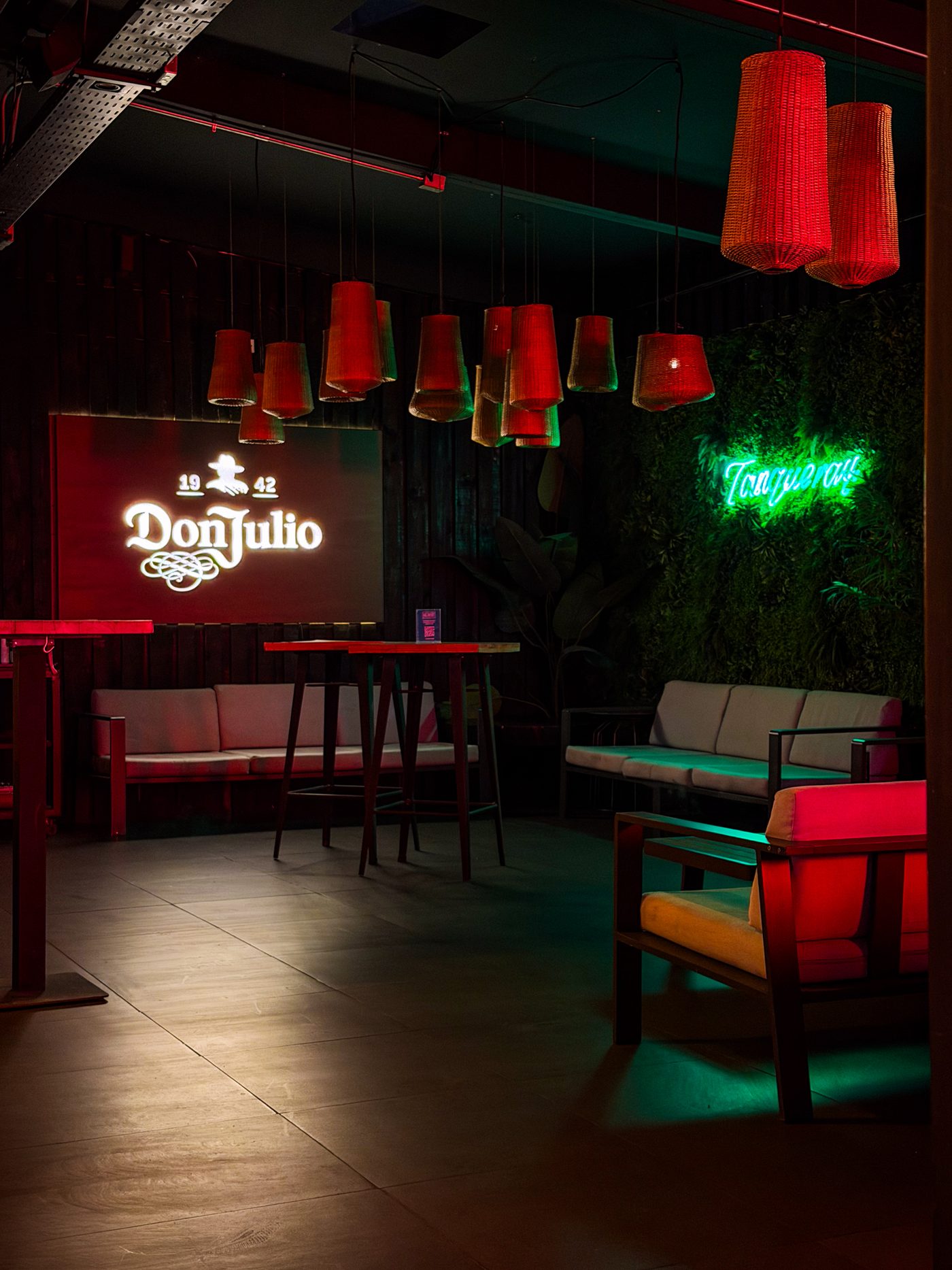 Lounge con sillones y estufas