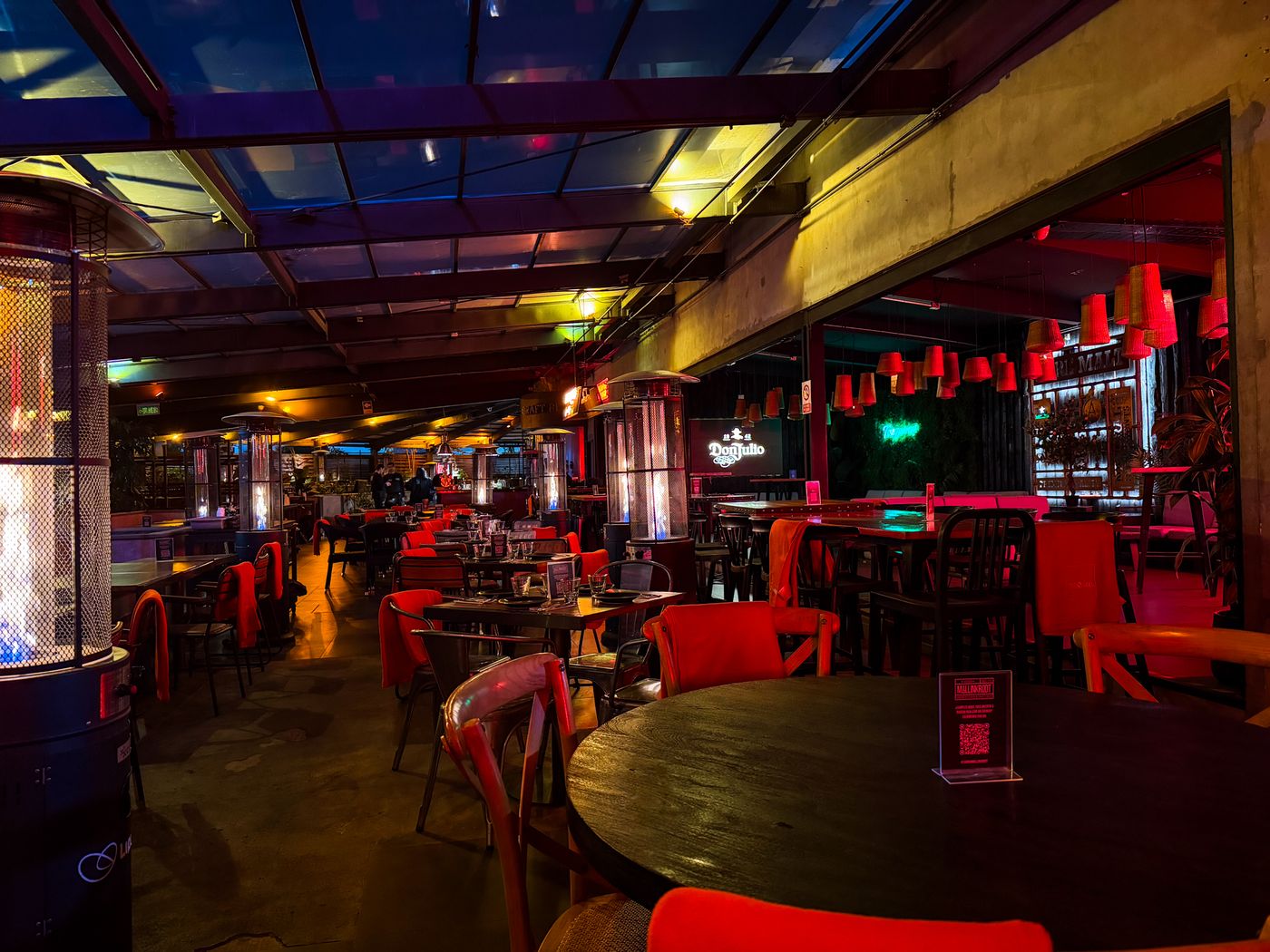 Salón con luces rojas