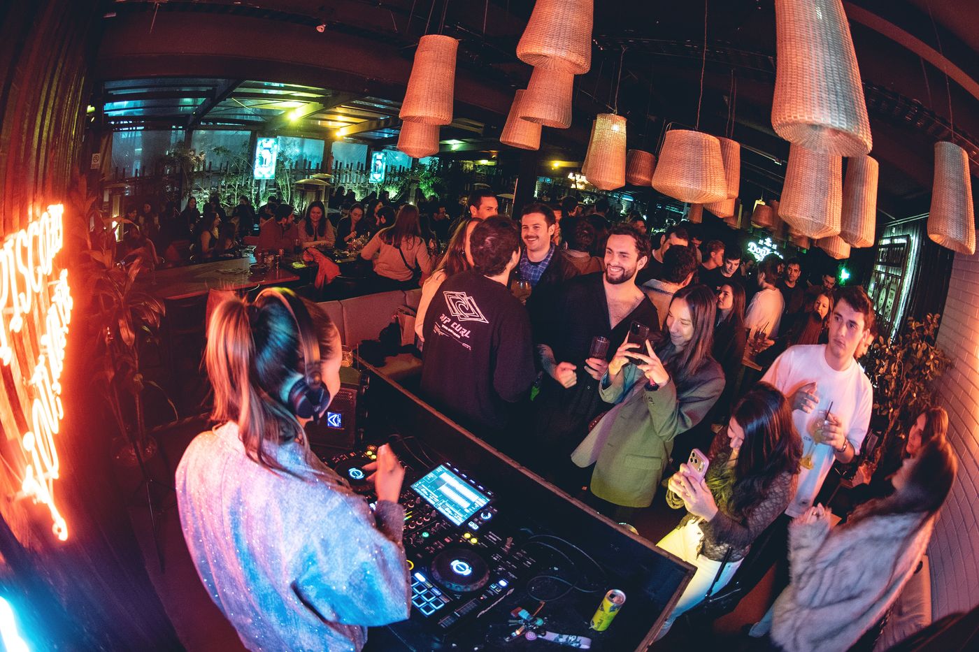 DJ en vivo con público