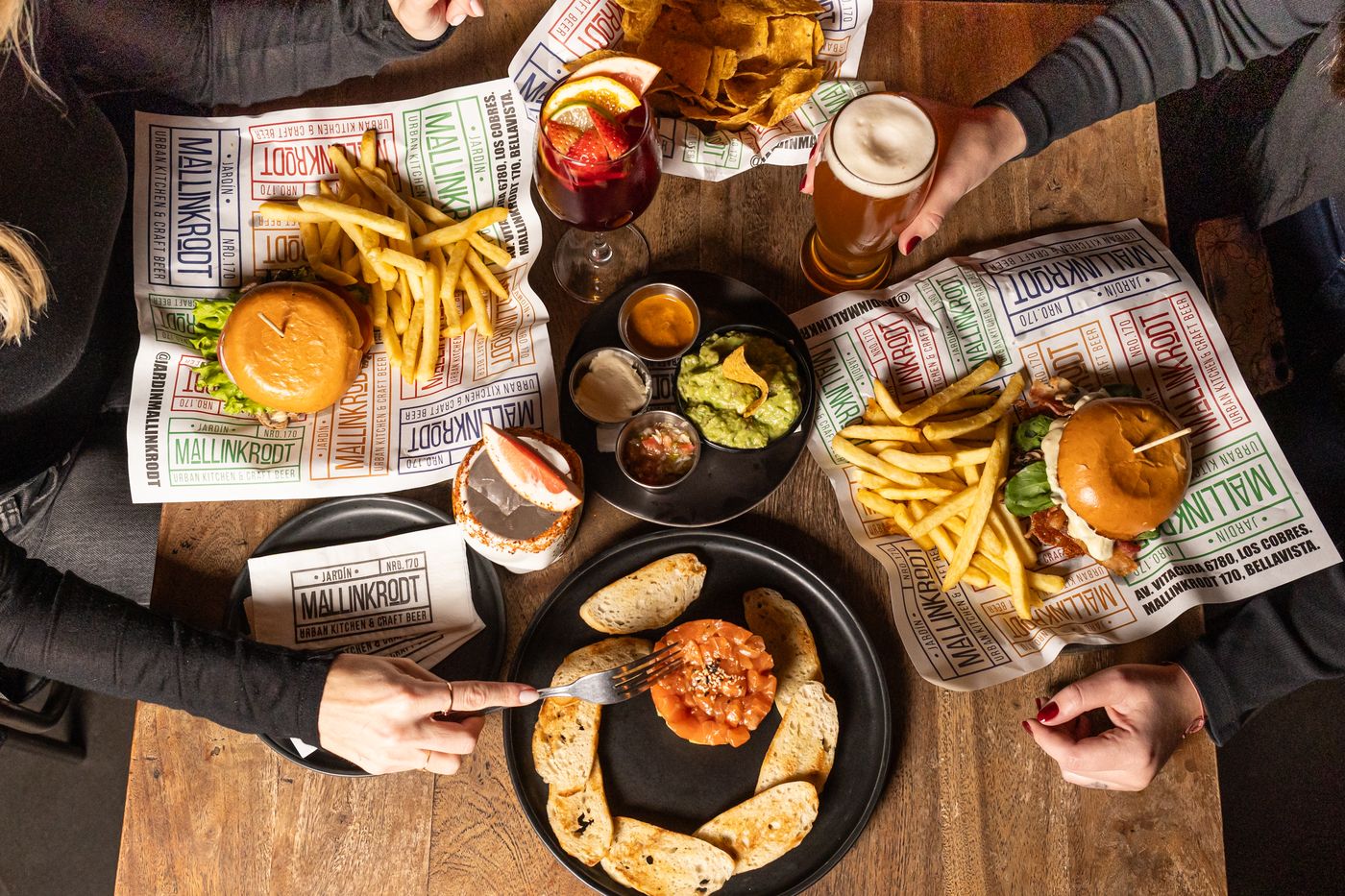 Mesa servida con la carta